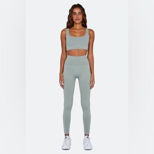 Set active - sculptflex leggings in Rain size Small NWOT